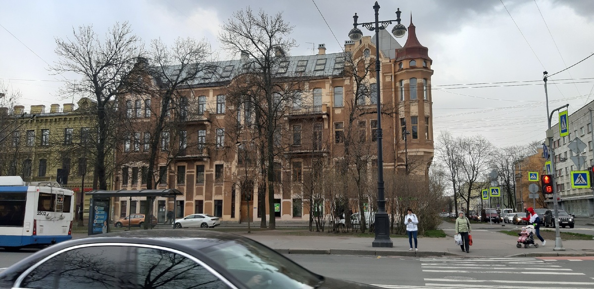 Очень сложно сидеть дома даже пожилым.