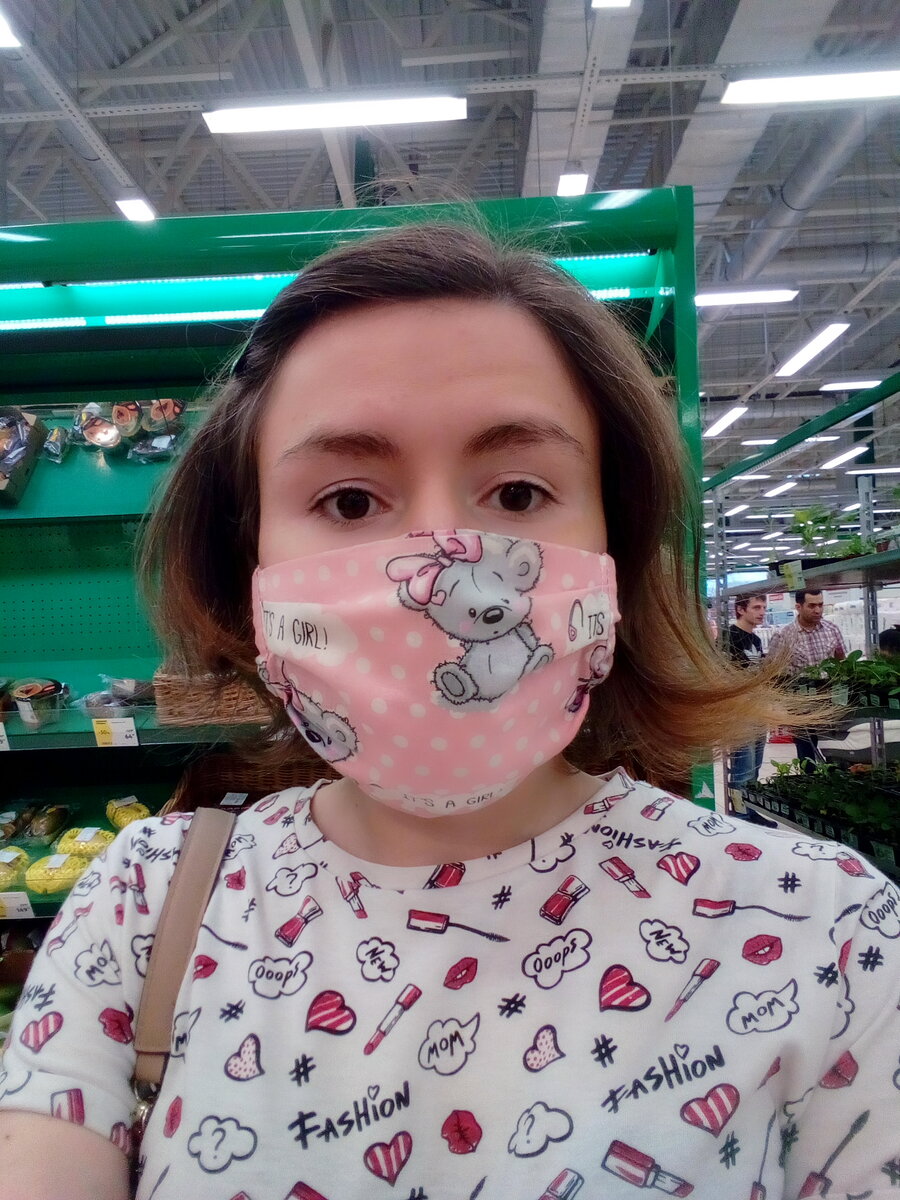 Мои родители прислали мне прикольные маски, вот я в магазине, в одной из масок )