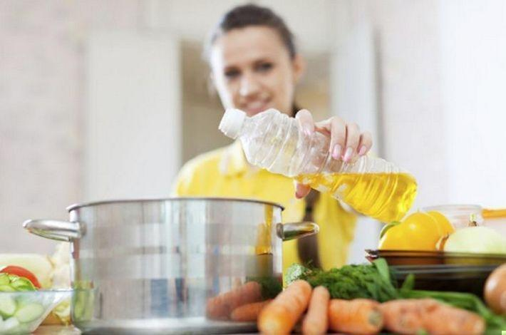  При варке можно добавить одну-две столовые ложки растительного масла. В тех же профилактических целях – чтобы макароны не слиплись.