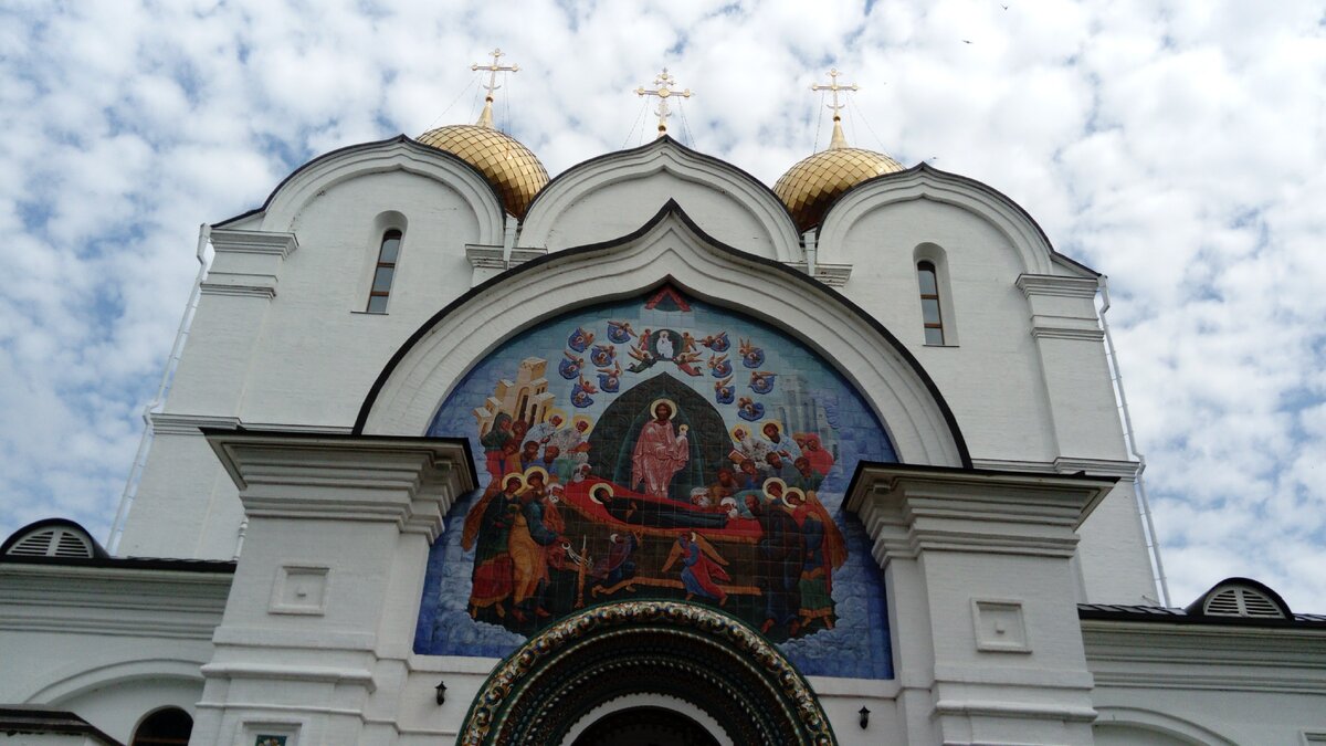 Парадный юго-западный портал Успенского собора на Стрелке. Фото автора 2019 год