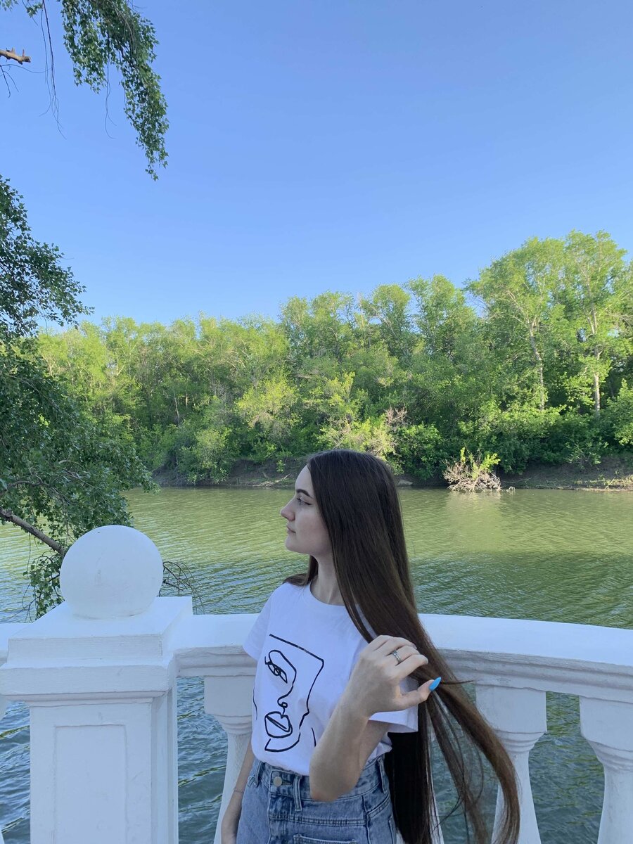 Я выпрямляю волосы утюжком. Существует только одна проблема-секущиеся кончики. Но это поправимо,просто регулярно посещаю парикмахера и избавляюсь от них. В остальном, волосы чувствуют себя прекрасно. Хотя ритуал выпрямления волос исполняется мной раз в 2 дня.