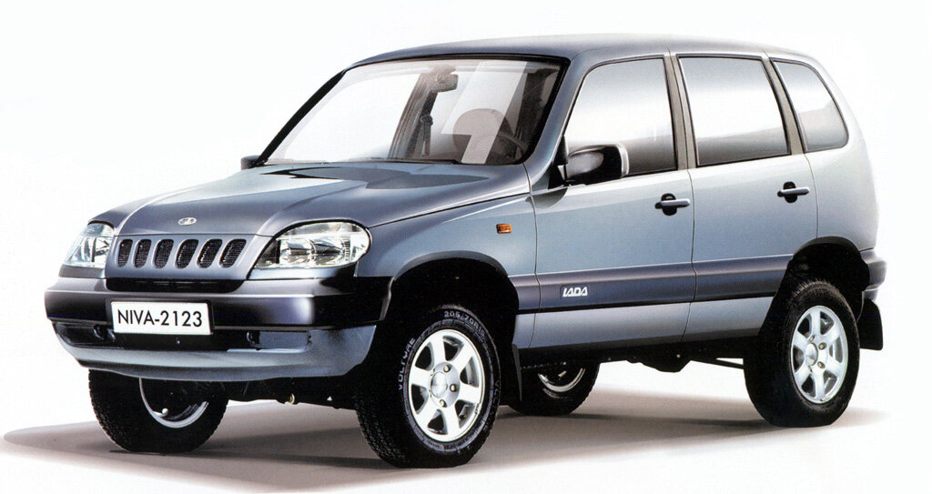 Для справки, ВАЗ-2123, или иначе Chevrolet Niva к которой мы все привыкли, была разработана на АВТОВАЗе еще в 1990-х. В свою очередь в начеле двухтысячного года Лада уже выпускала ограниченную серию таких машин со своей эмблемой. Однако уже в 2001-ом АВТОВАЗ и General Motors начали совместное производство доработанного внедорожника с шильдиком Chevrolet Niva.