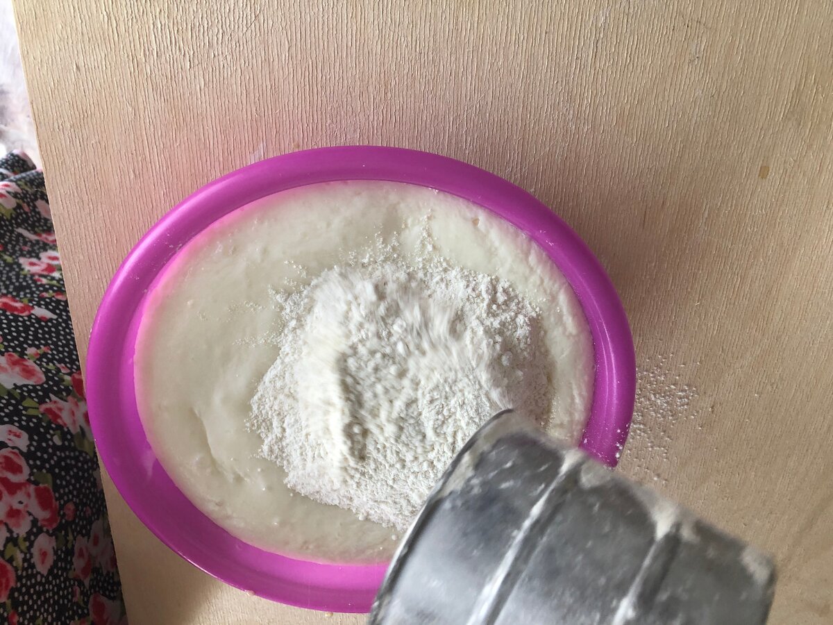 добавляем муку