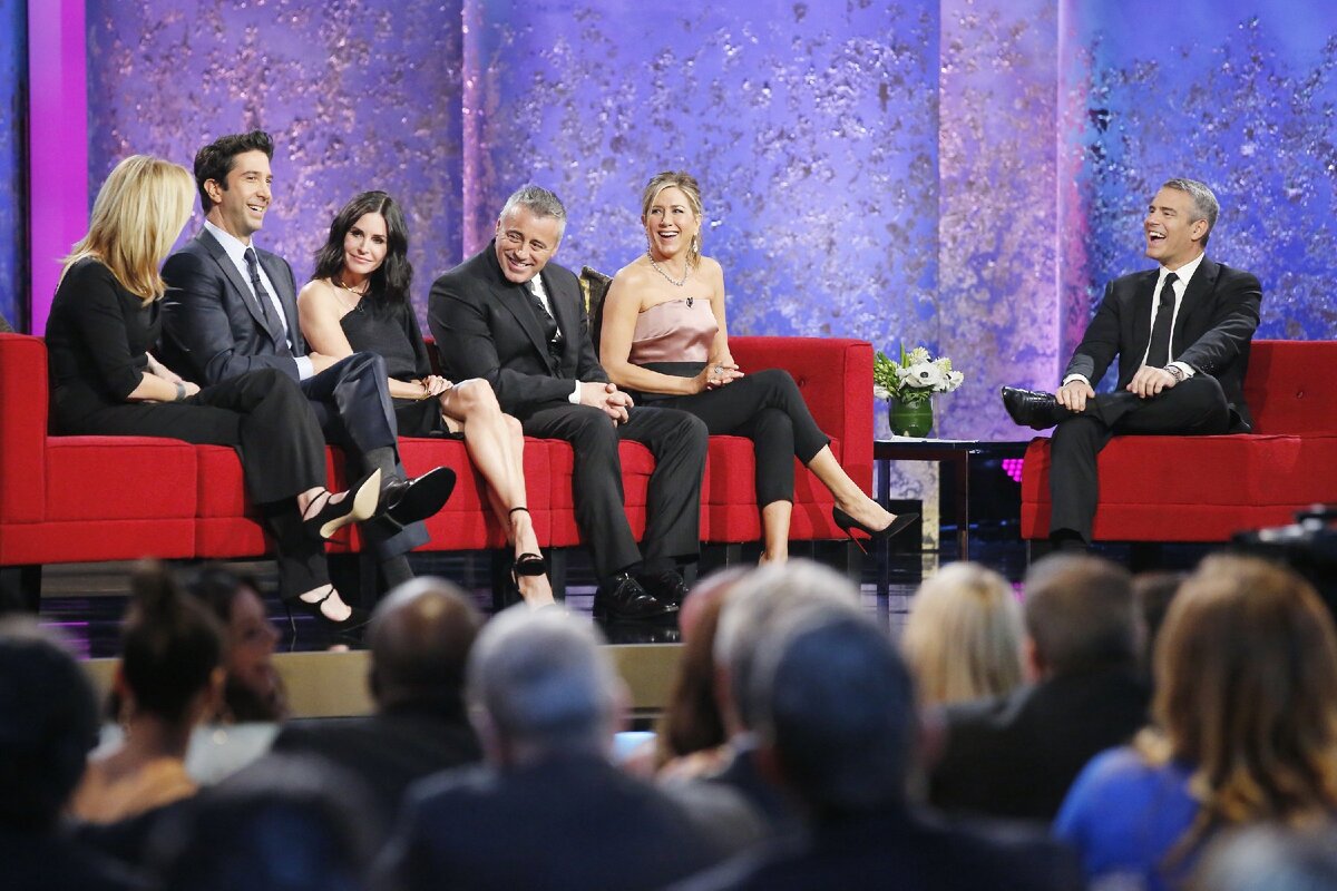 David Schwimmer, Courteney Cox, Matt LeBlanc, and Jennifer Anniston with TV show host Andy Cohen. | Фото: Getty Images. Друзья в 2016 году.
