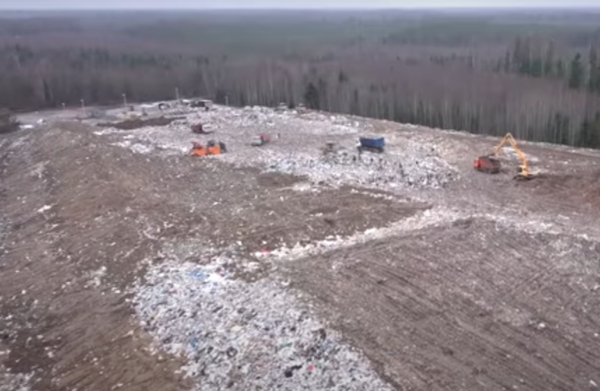 Свалка в Лужском районе. Скрин с видео ФБК "Мусорный ад в Ленобласти - позор Дрозденко"