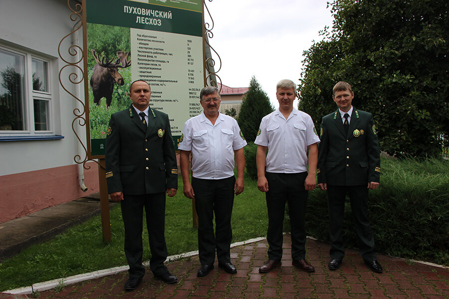 Виктор Шуляковский – лесничий 1-го класса Тальковского лесничества, Игорь Гурецкий – начальник отдела лесопользования (отмечен нагрудным знаком «20 гадоў бездакорнай службы»), Сергей Кузнецов – главный лесничий, Павел Фанзель – лесничий 1-го класса Светлоборского лесничества