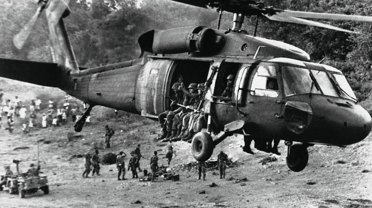 Американские войска высаживаются на Гренаде в 1983 году.