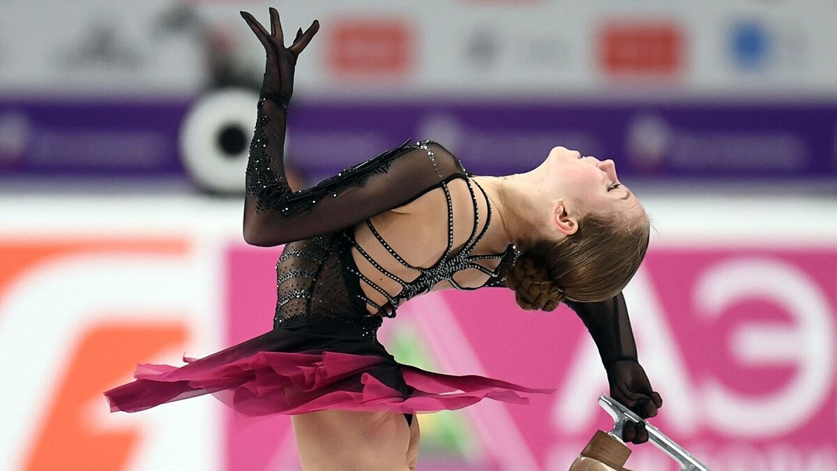 Включи произвольную программу. Камила валиева 2022. Камила валиева падение 2022. Александра трусова в прыжке. Включи произвольную программу.