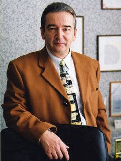 Кривопалов-Москвин Игорь Владимирович, директор Научно-исследовательского института клинической апитерапии (Челябинск), член координационного совета по традиционной медицине Минздрава РФ, член экспертного совета по комплементарной медицине ГД РФ, член комиссии по апитерапии «Апимондия»