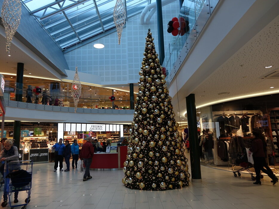 Под Новый Год ТЦ прям соревнуются по красоте оформления)