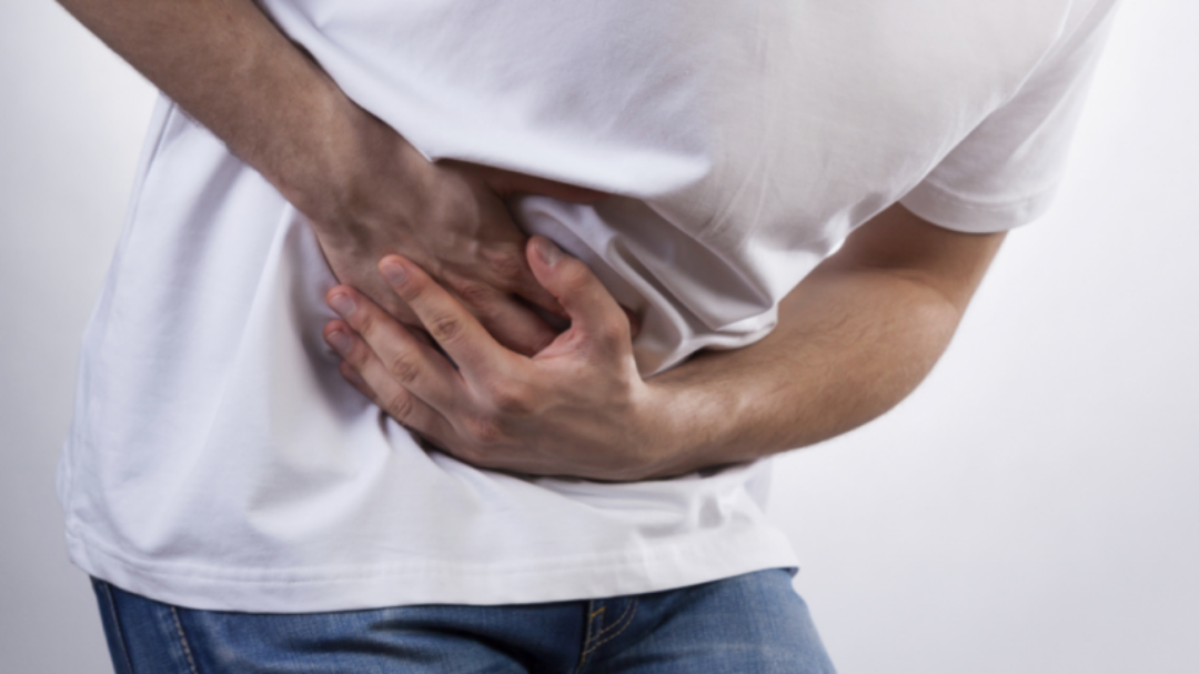 человек хватается за печень. болит живот. фото боли печени. фото боли печени. боль в боку.