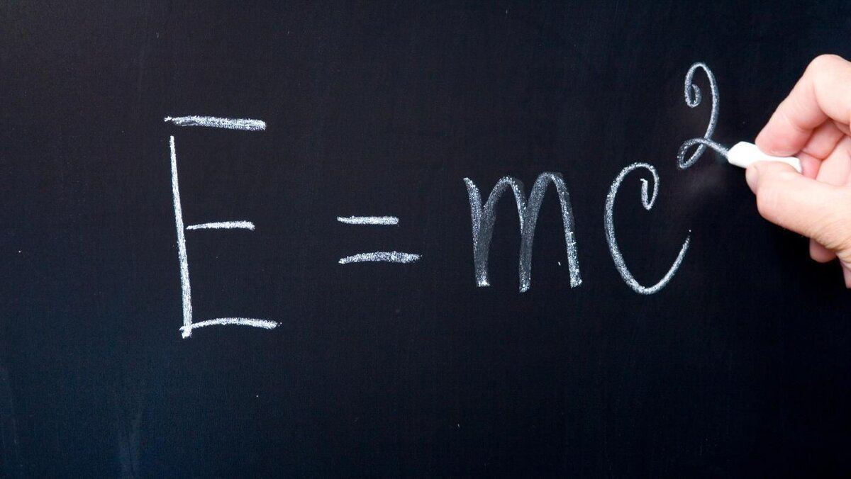 Энергия e mc2. Теория относительности Эйнштейна e mc2. Е мс2 формула Эйнштейна. Формула теории относительности е мс2