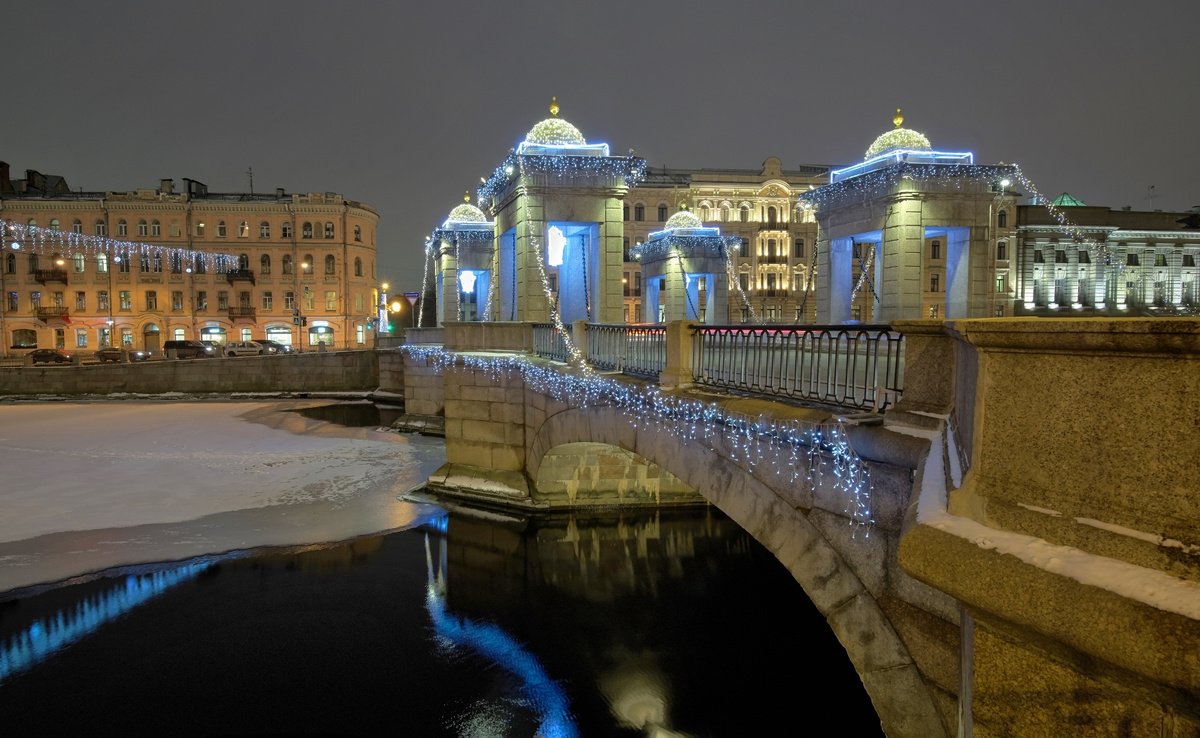  Новогоднее украшение горда на Неве / © vizland / Getty Images