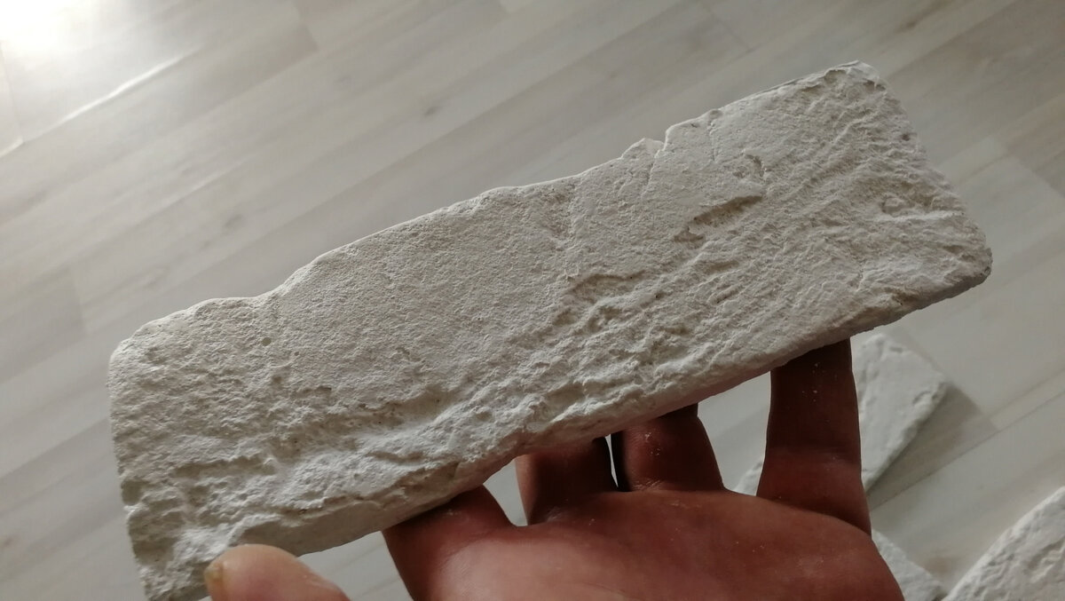 Декоративная плитка под кирпич из гипса.