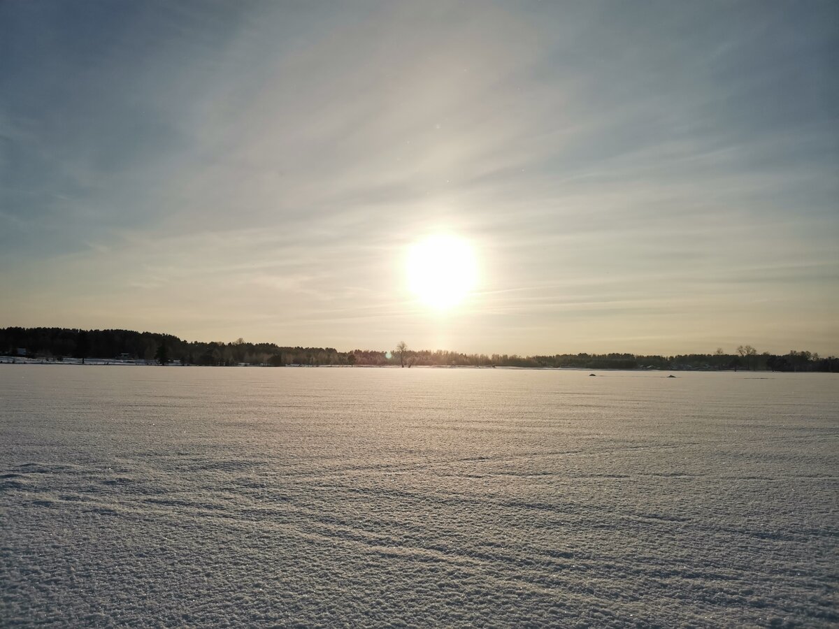 Солнце в зените. В это время года оно у нас очень низкое. >>>>