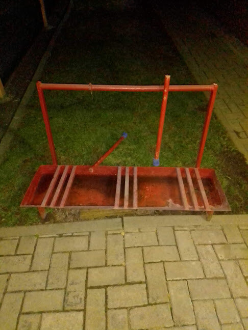 Фото №1. Это мини-сооружение высотой приблизительно 1 метр, в ширину 1,20, в длину сантиметров 40-50. Стоит при входе в спорткомплекс "Олимпийский".