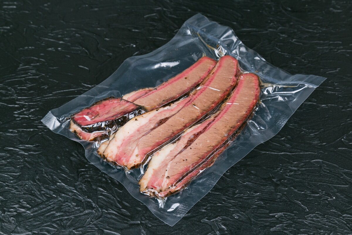 Вакуумированные слайсы готового брискета.