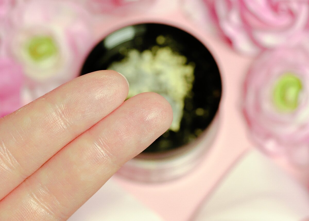 А тут смахнула излишки кистью, и у меня получились гладкие пальчики, камере стало тяжело найти зацепки для фокусировки. Поэтому пудру надо втирать кистью в рельеф кожи, чтобы его загладить. 