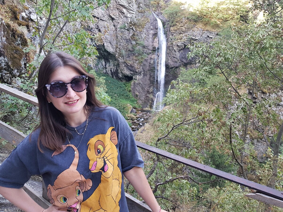 Девушка Горица на фоне водопада Горица😃
