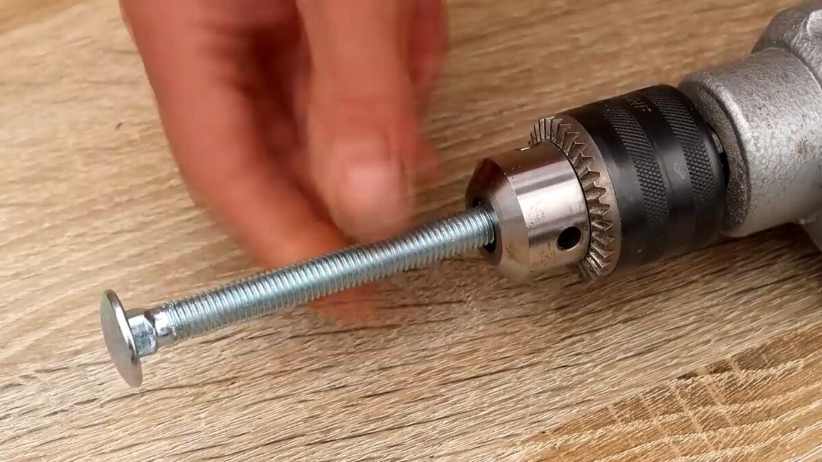 Длинный болт вместо вала в дрели.