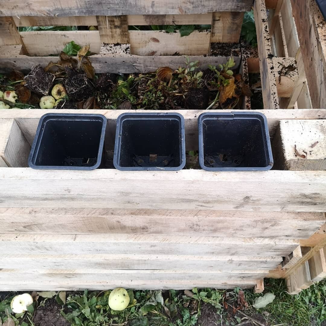 По бокам остаются отверстия, в которые замечательно встают горшки, но, согласна, это уже перебор (фото автора)