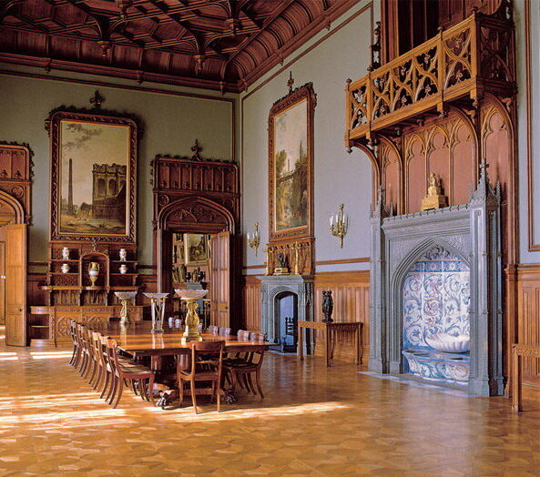 Воронцовский дворец в Алупке, интерьеры дворца прекрасно сохранились и пережили Вторую мировую войну. Музей во дворце был открыт в 1957 году и быстро стал очень популярным.