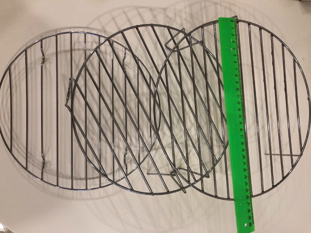 Три решётки диаметром 200, 240 и 260 мм. Цена на Авито 100 рублей за три штук.