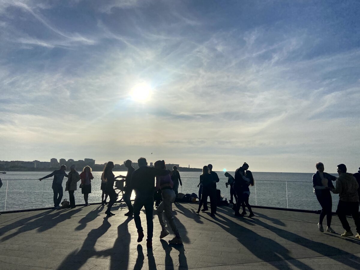 На набережной проводят бесплатные отличные танцевальные  опен-ейры, Сальса на закате - это так классно. Фото автора