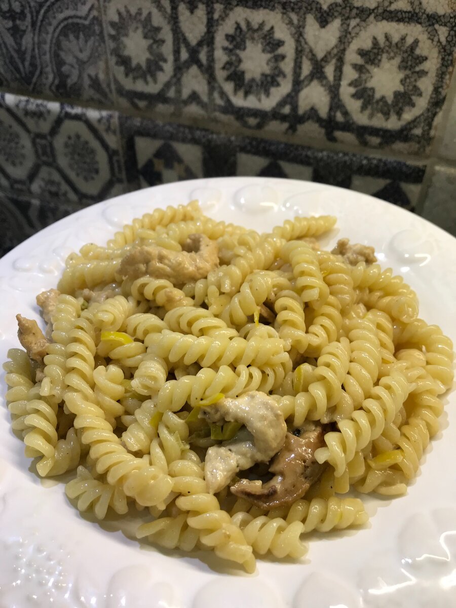 Нам понадобится
паста 200гр
сливки 20-30% 100гр
белые грибы 100гр
куриная грудка 200гр
лук порей 50гр
масло для жарки