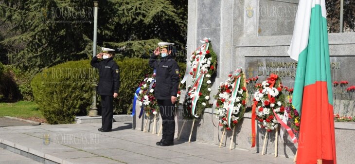 почетный караул у памятника русским воинам в Бургасе