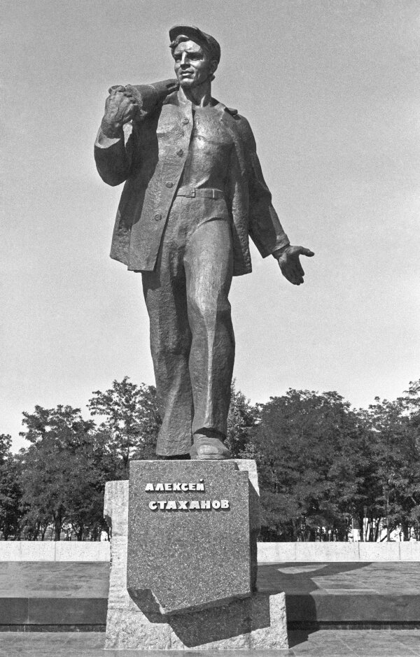 Памятник Стаханову в городе Стаханове, Украине