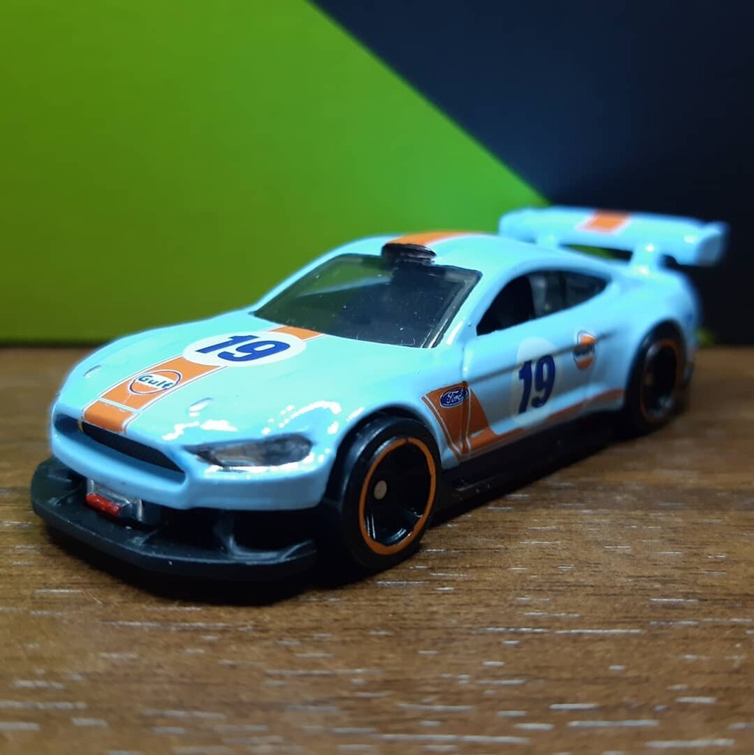 Купить можно здесь  http://www.lionstories.ru/catalog/hot-wheels/
Hot Wheels Custom 2018 Ford Mustang GT серия HW Muscle Mania  3/10. Год выпуска модели 2017 год. Автомобиль в кузове купе. Кузов машинки верхняя часть металл. Нижняя пластик. Если Вам не сложно поставьте лайк и обязательно подпишитесь на канал. Оставляйте Ваши комментарии. Интересно узнать Ваше мнение. Напишите если у Вас такая машина и в каком цвете. Я постараюсь для Вас делать интересный контент. Спасибо 
