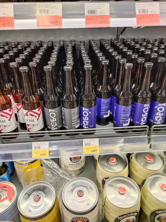 Синий Робот в холодильнике магазина...