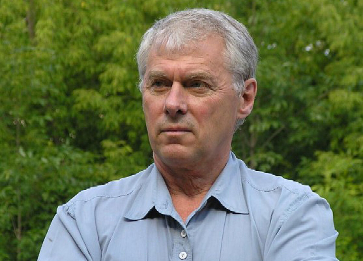 Александр Иванович ПОПОВ – доктор физико-математических наук, профессор, автор книги «Американцы на Луне: великий прорыв или космическая афера?».
