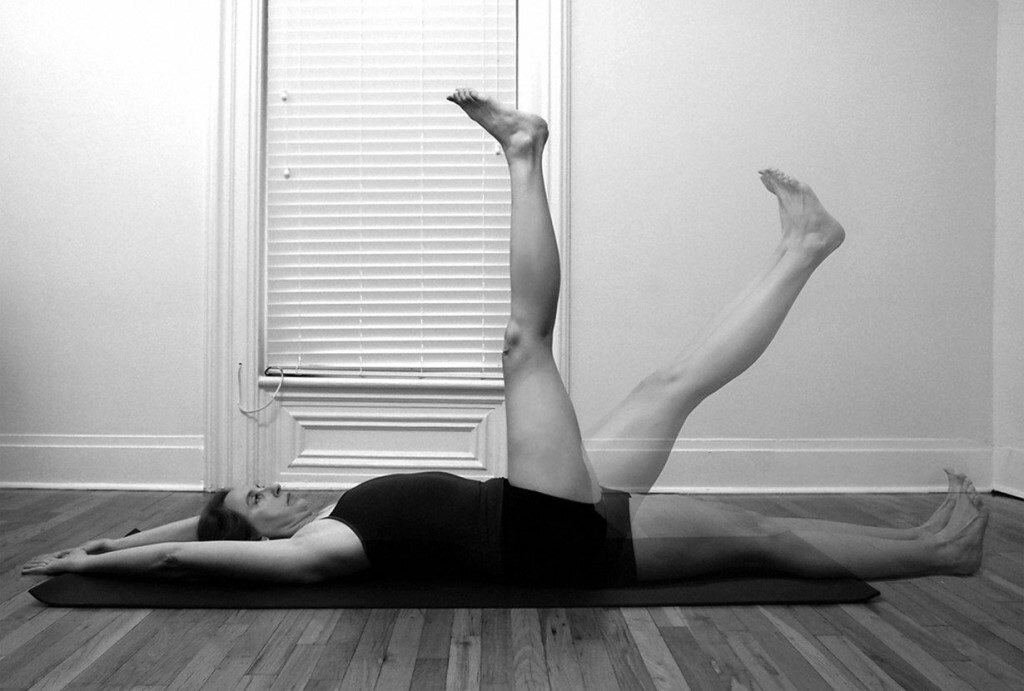 Урдхва прасарита падасана: вариант с руками за головой