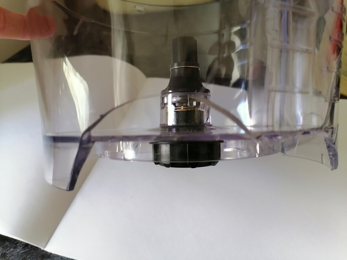 Вот такая дыра, сбоку и на дне нет большого куска пластика, и трещины вокруг