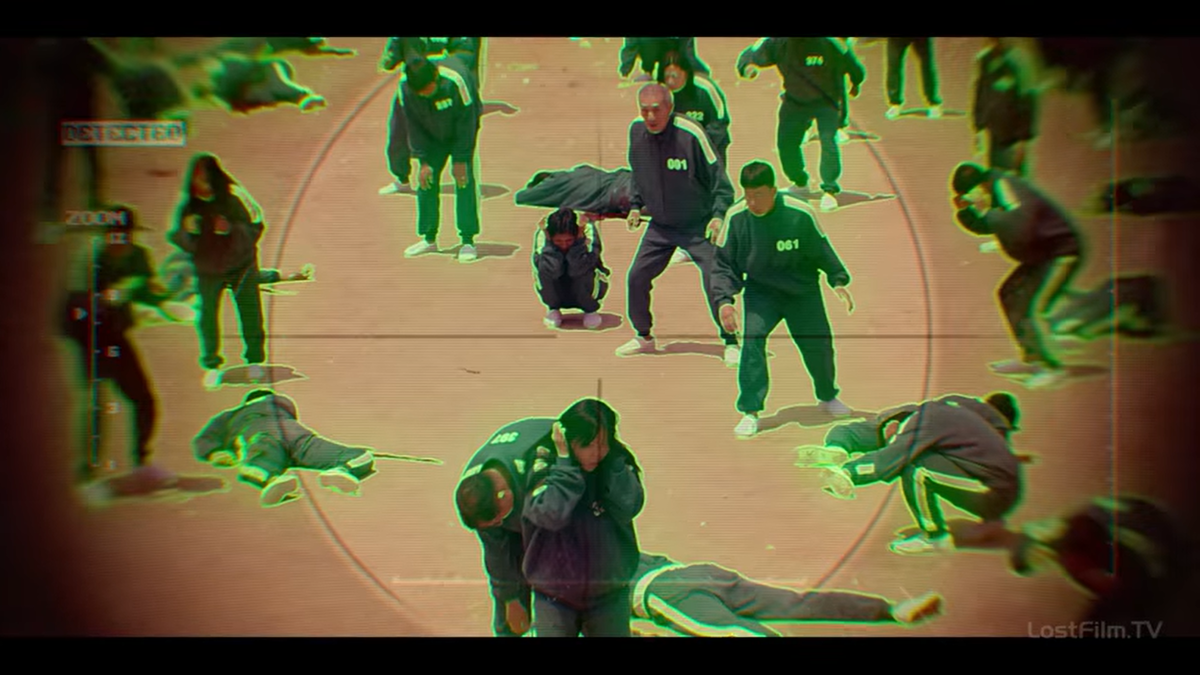 Когда кукла из 1 серии смотрела на участников, то дедуля под номером 001 почти не подсвечивается программой и сам дед выглядит радостным, хотя на его глазах секунду назад убивали десятки людей.