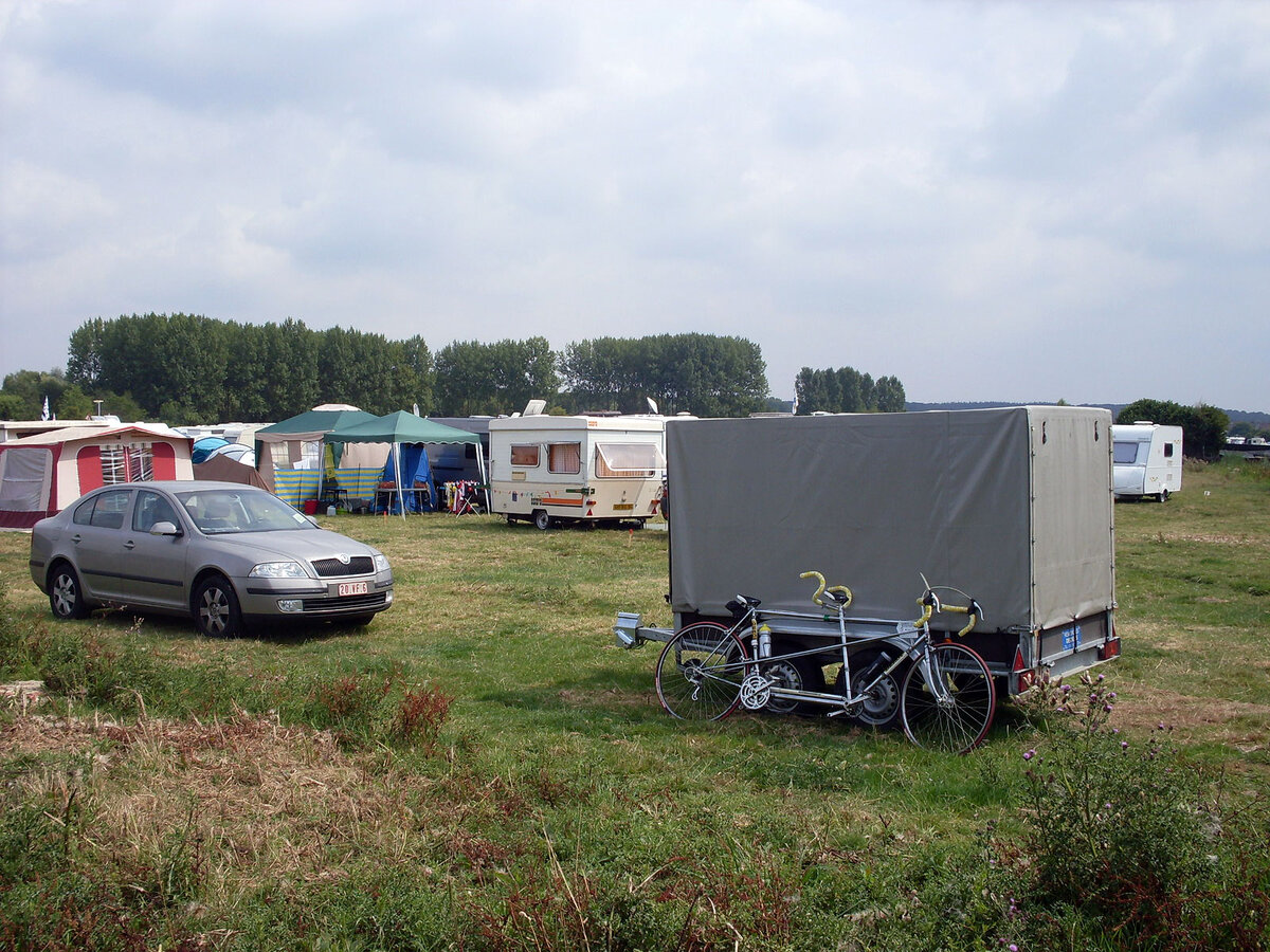 Прицеп и машина, на которой мы приехали. И любезно предоставленный нам тандем