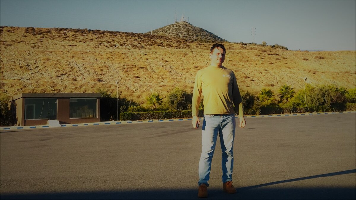 По дороге к новому месту жительства, остановка на заправке. Время без сна 30+ часов. Наверху находится мечеть.