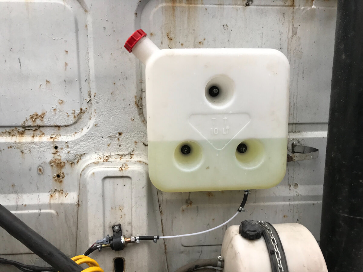 Автомобильный бензин. Бак заправлен. Бак для вебасто 10л. Бак заправлен. Полный бак прикол.