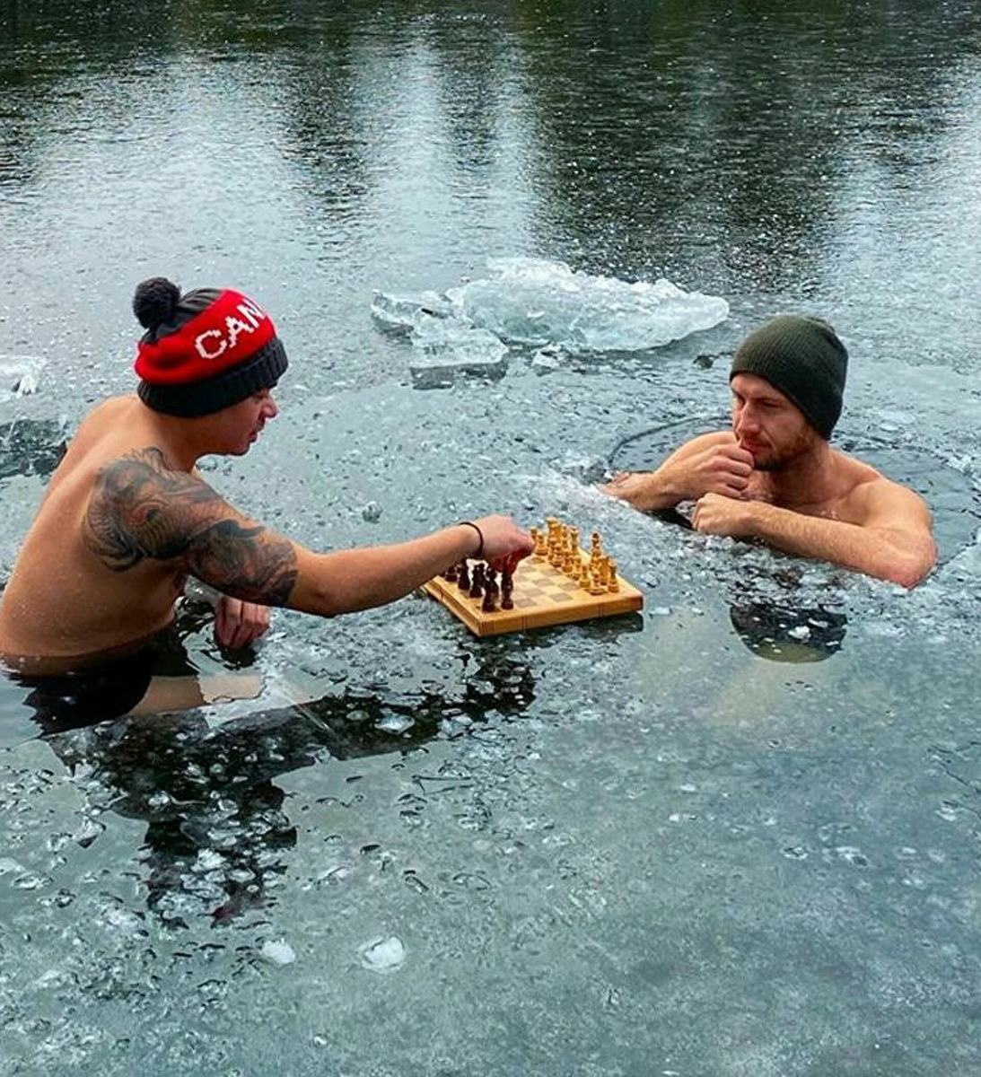 Подготовленный человек сможет даже в шахматы играть, прямо в проруби)) 
