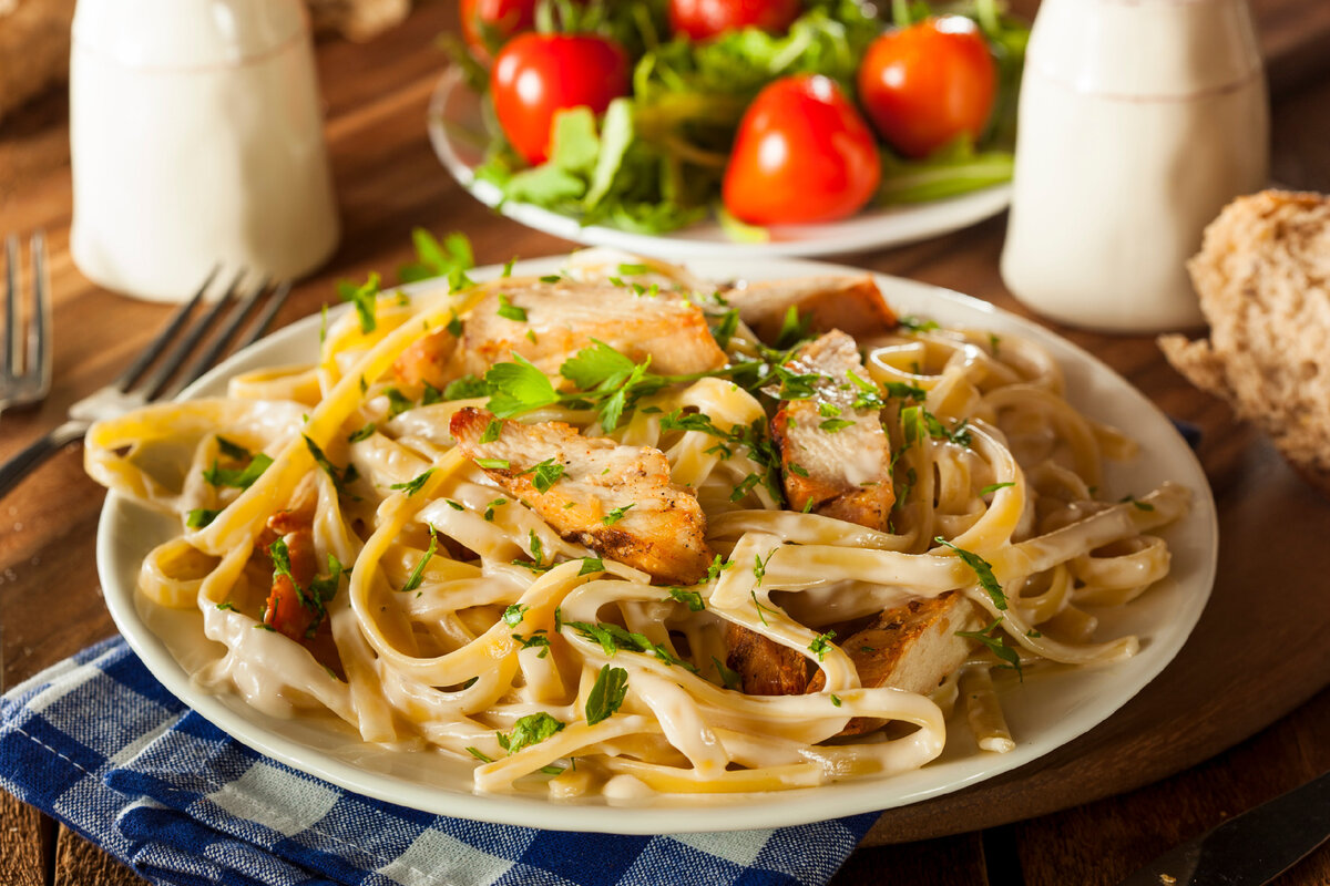 Спагетти с курицей в сливочном соусе, пошаговый рецепт на ккал, фото, ингредиенты - Оксана Чуб