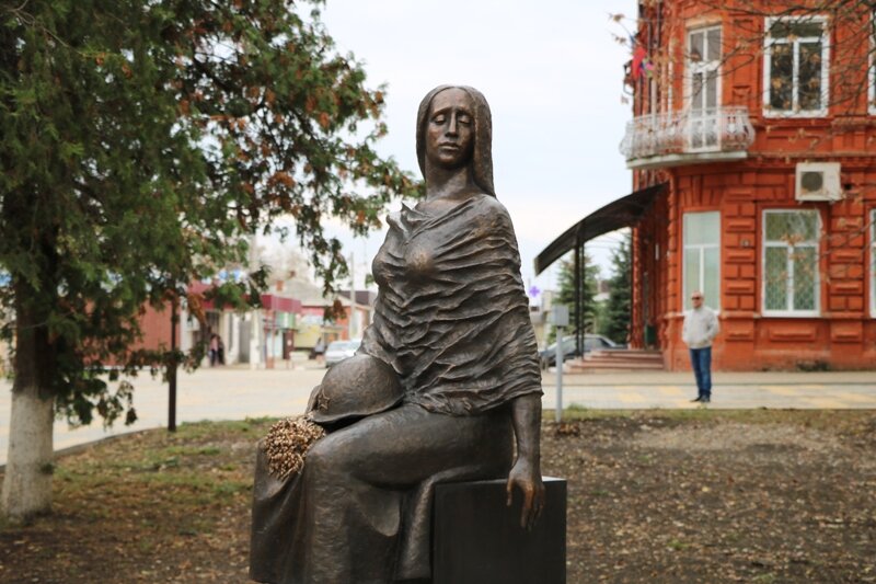 Памятник скорбящей матери в парке станицы Советской. Установлен осенью 2020 года.