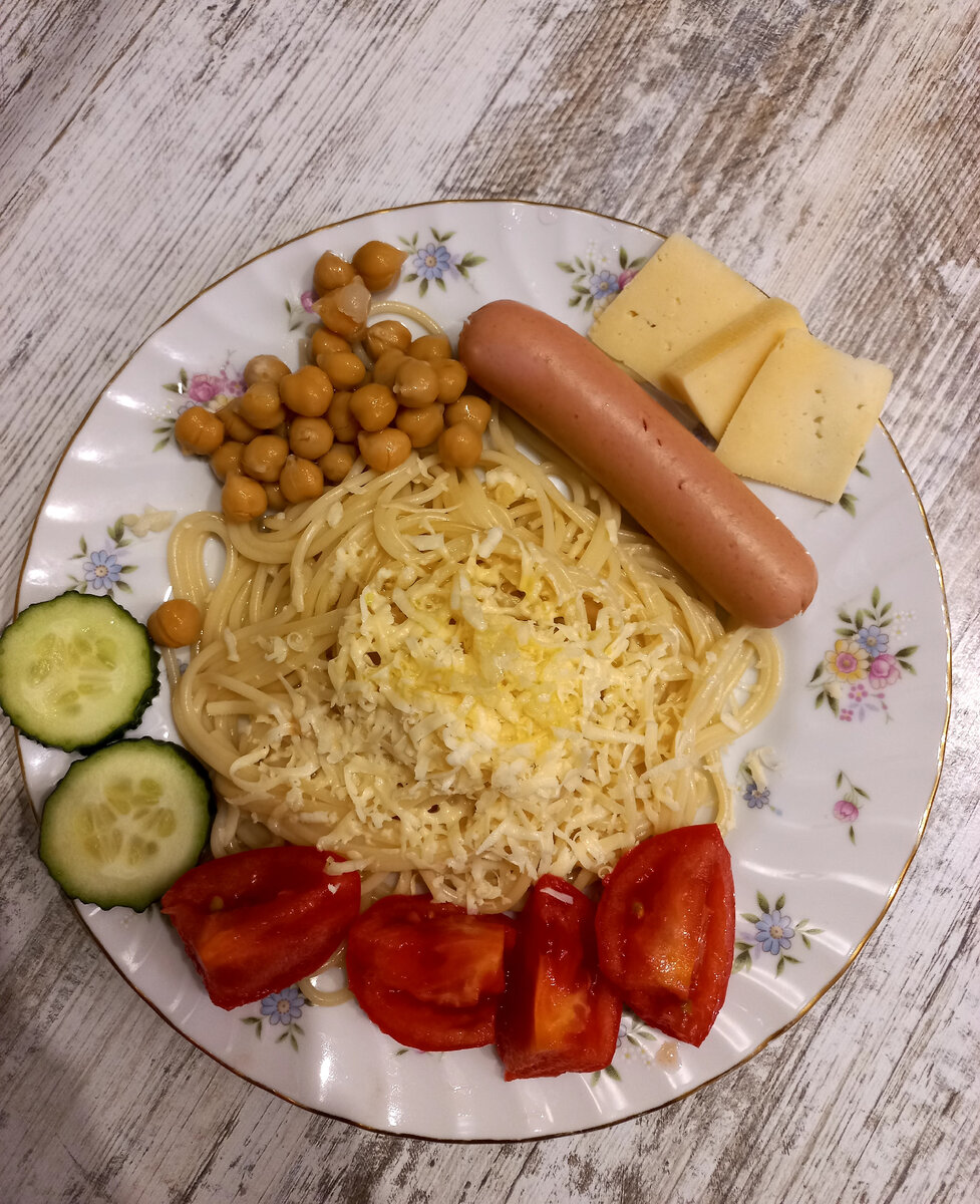 Раньше очень любила такой набор продуктов. Просто и вкусно. Но цены на любимые марки макарон подскочили, поэтому не покупаю. Жду скидки и акции..