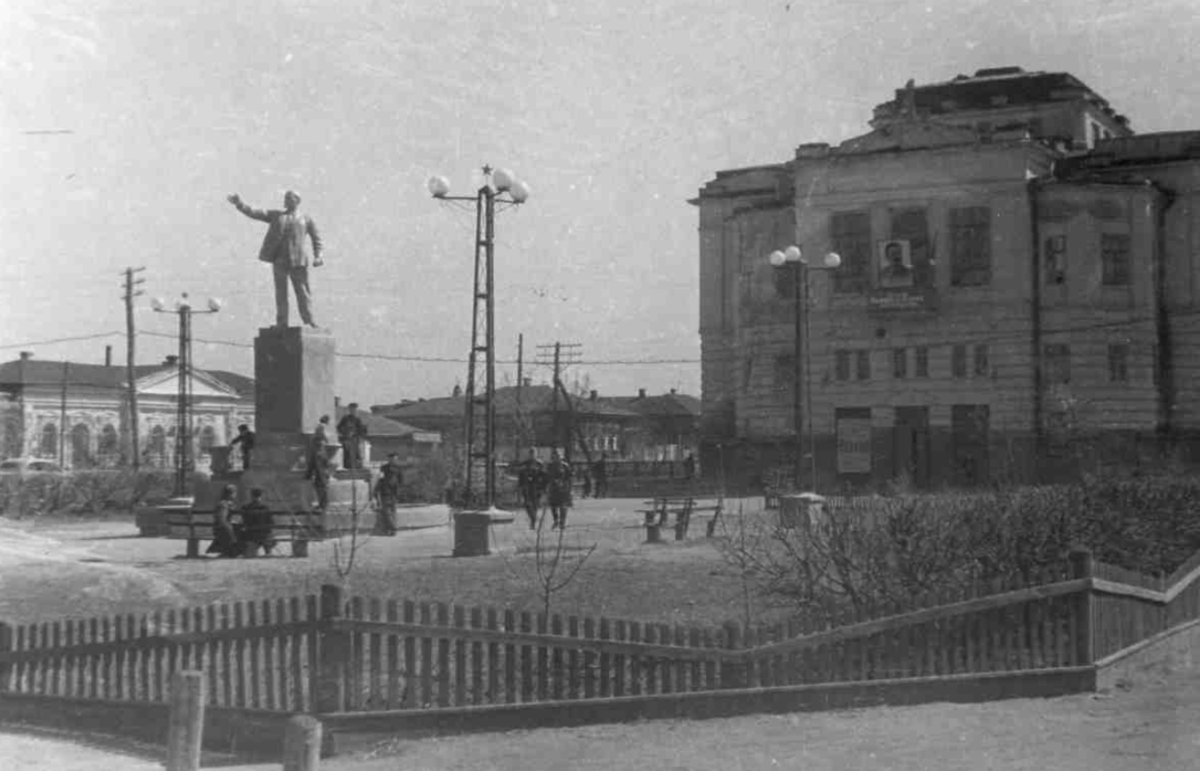 Драм театр площадь ленина. Памятник Ленину в Борисоглебске. Театр Чернышевского Борисоглебск. Площадь Ленина Борисоглебск. Площадь у драмтеатра в Борисоглебске.