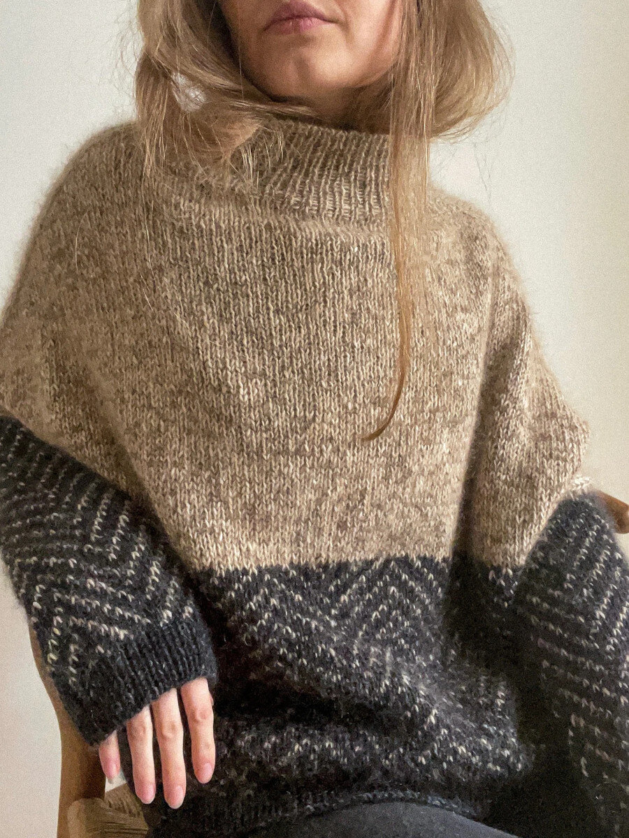 Вязаный спицами свитер с жаккардовым узором