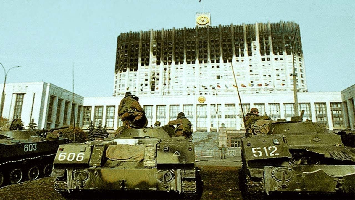 Танки напротив белого дома, фото из сети.