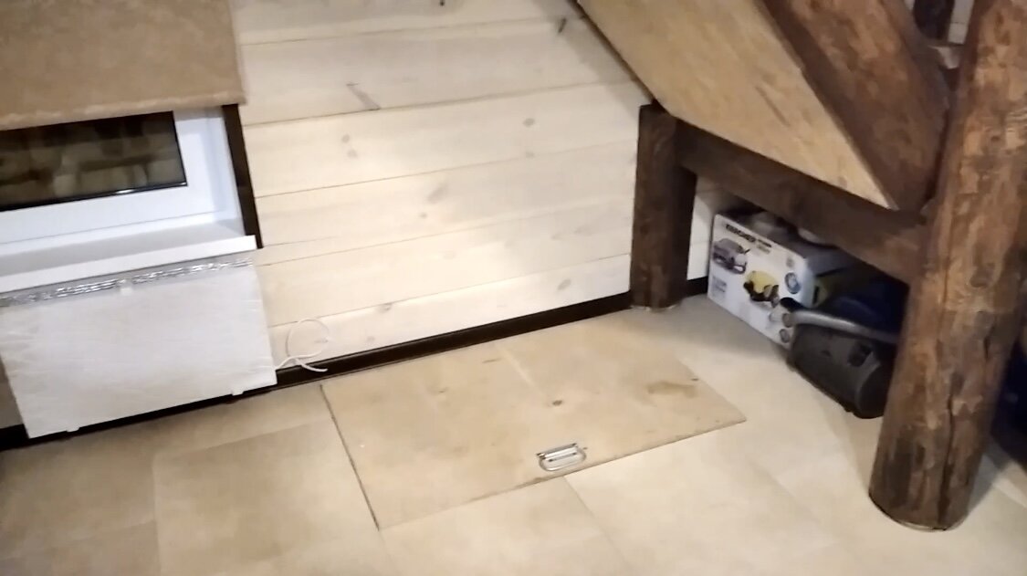 Здесь находится и люк в подпол. Пол кухни, где расположена лестница, облицован керамогранитом( плитка приклеена к фанерному основанию пола на силиконовый герметик).