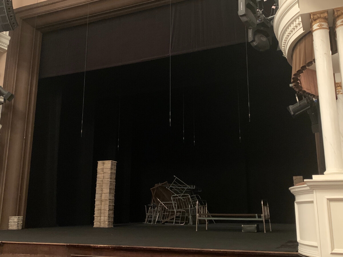 Перед началом спектакля снимала