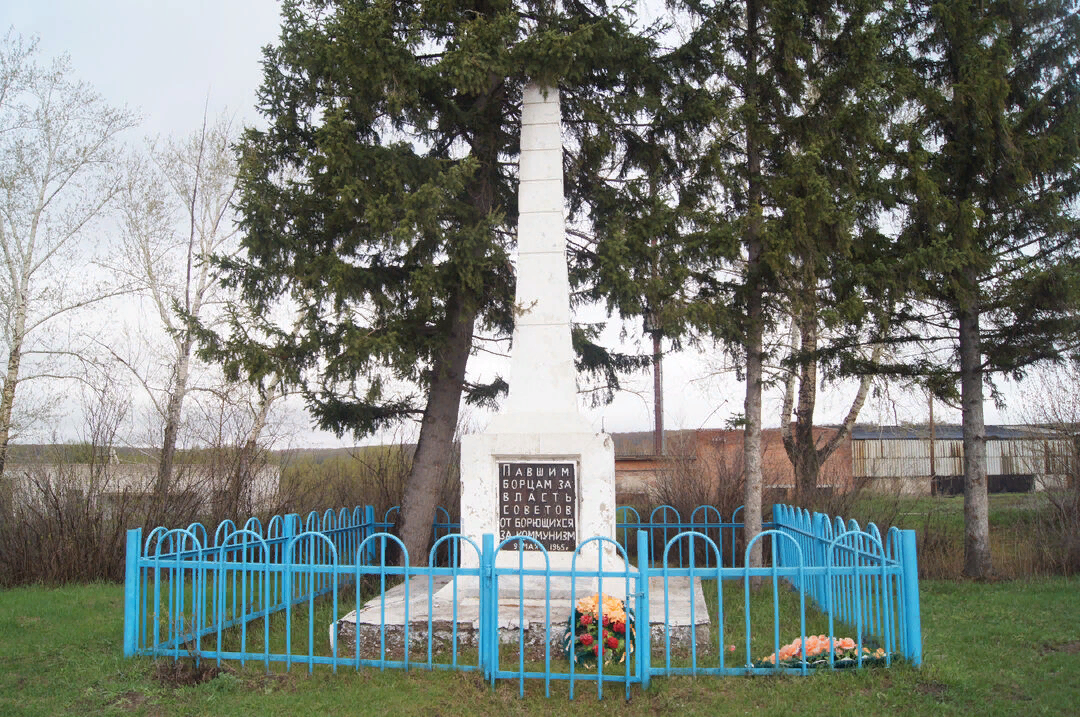 Памятник павшим, с. Малахово, вид до 2019 года, в настоящее время памятник видоизменился